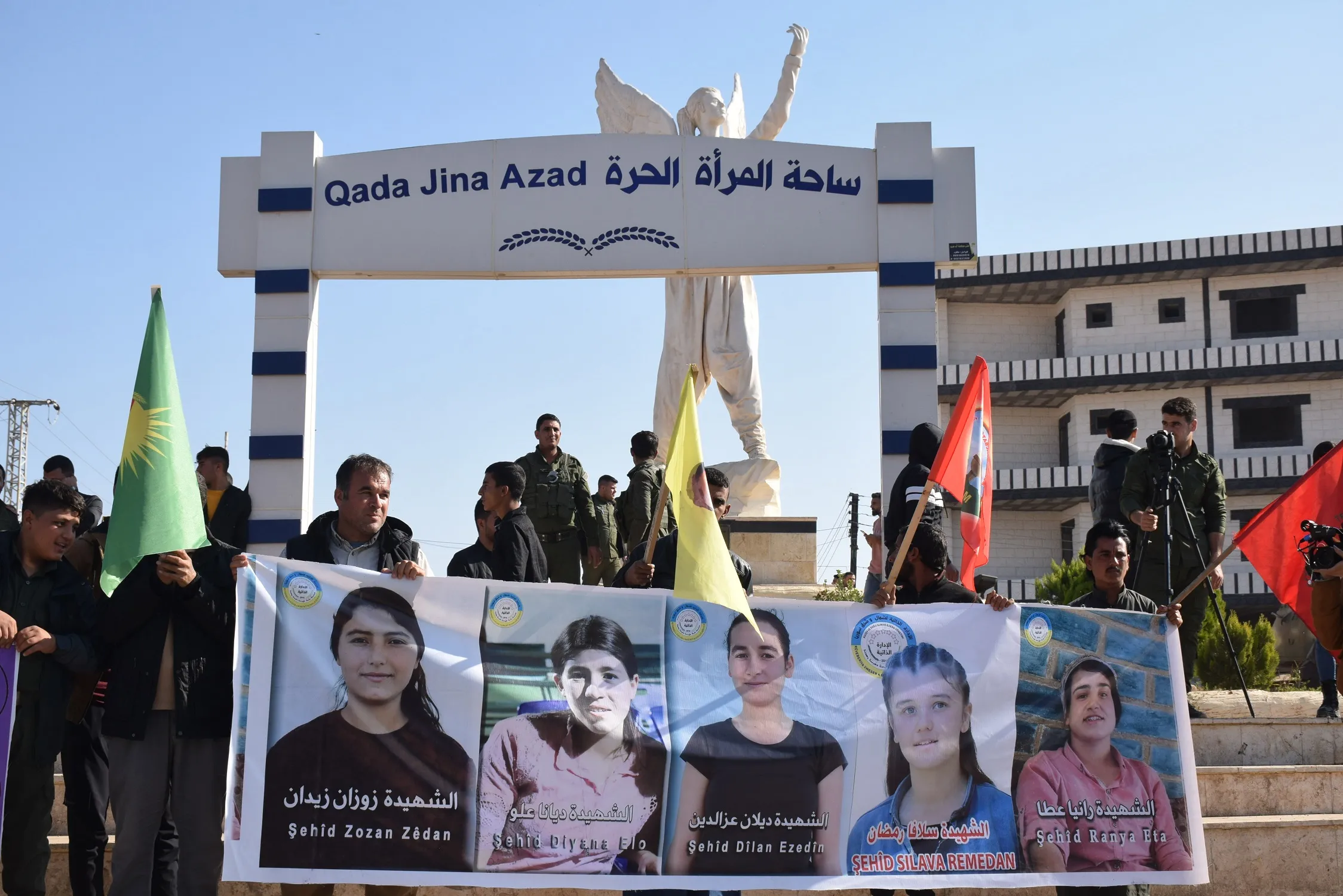 ​​​​​​​مئات الرجال في إقليمي الفرات وعفرين يتظاهرون تنديداً بالعنف ضد المرأة