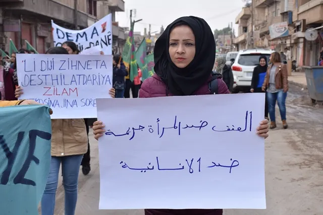 ​​​​​​​خلال مظاهرة وسلسلة محاضرات: للمرأة دور رئيس في بناء مجتمع ديمقراطي