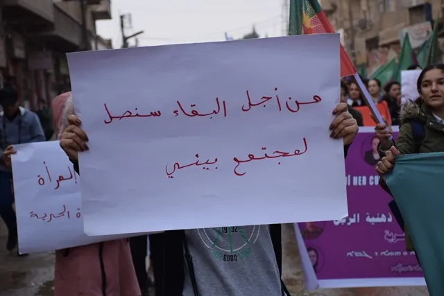 ​​​​​​​خلال مظاهرة وسلسلة محاضرات: للمرأة دور رئيس في بناء مجتمع ديمقراطي