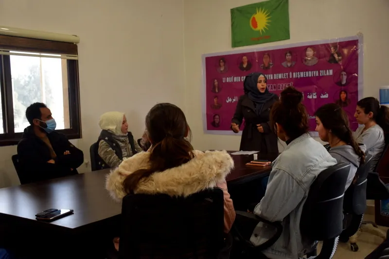 ​​​​​​​خلال مظاهرة وسلسلة محاضرات: للمرأة دور رئيس في بناء مجتمع ديمقراطي