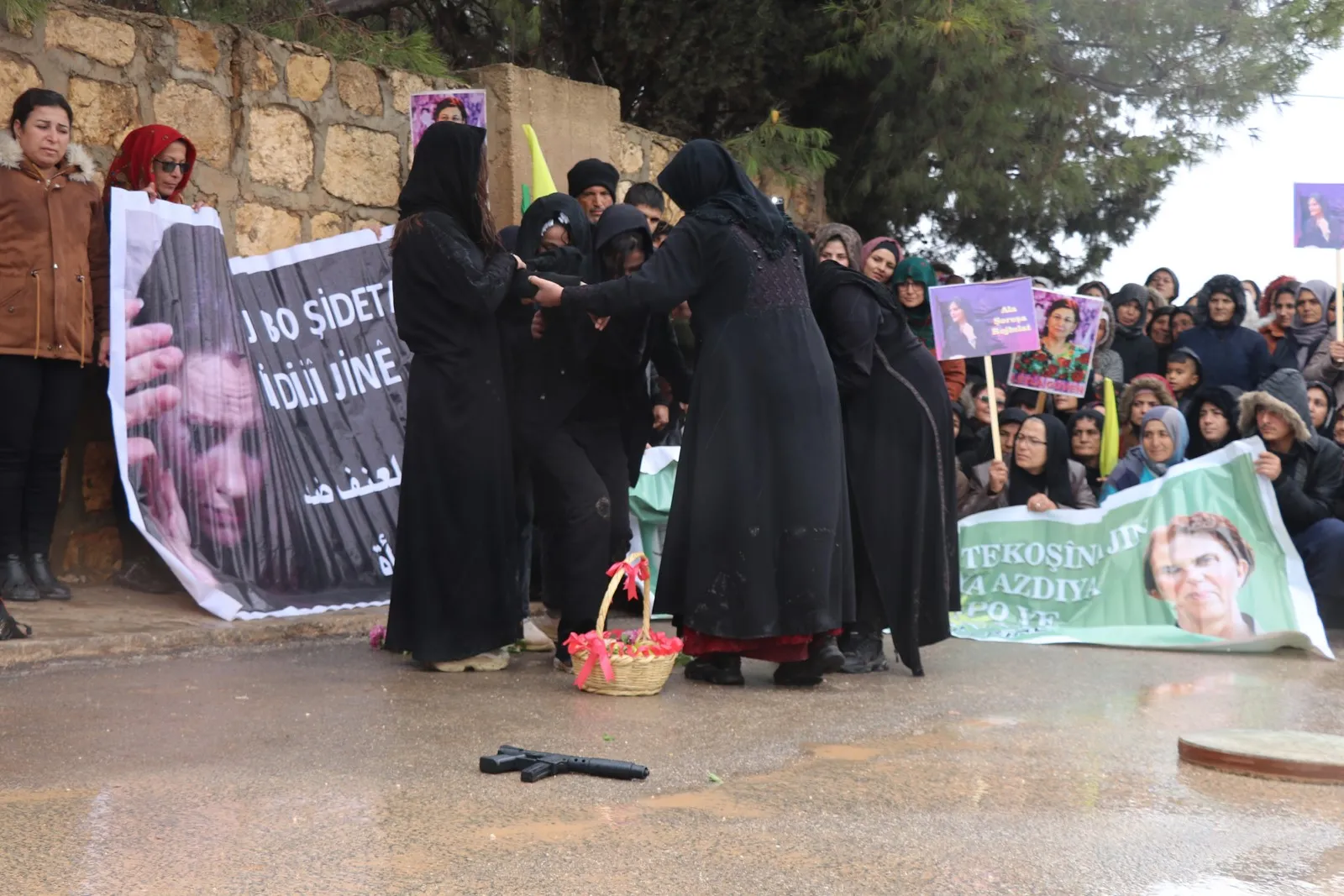 خلال مظاهرة.. النساء في إقليم عفرين ينددن بالعنف ضد المرأة