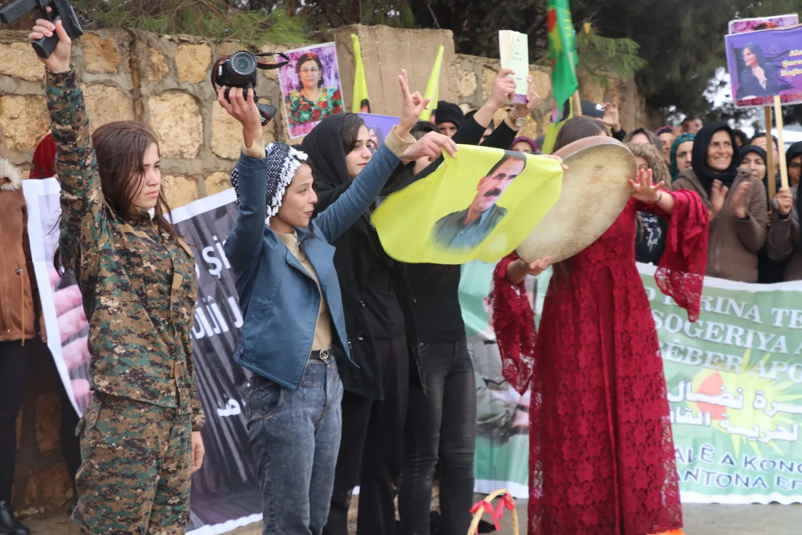 خلال مظاهرة.. النساء في إقليم عفرين ينددن بالعنف ضد المرأة
