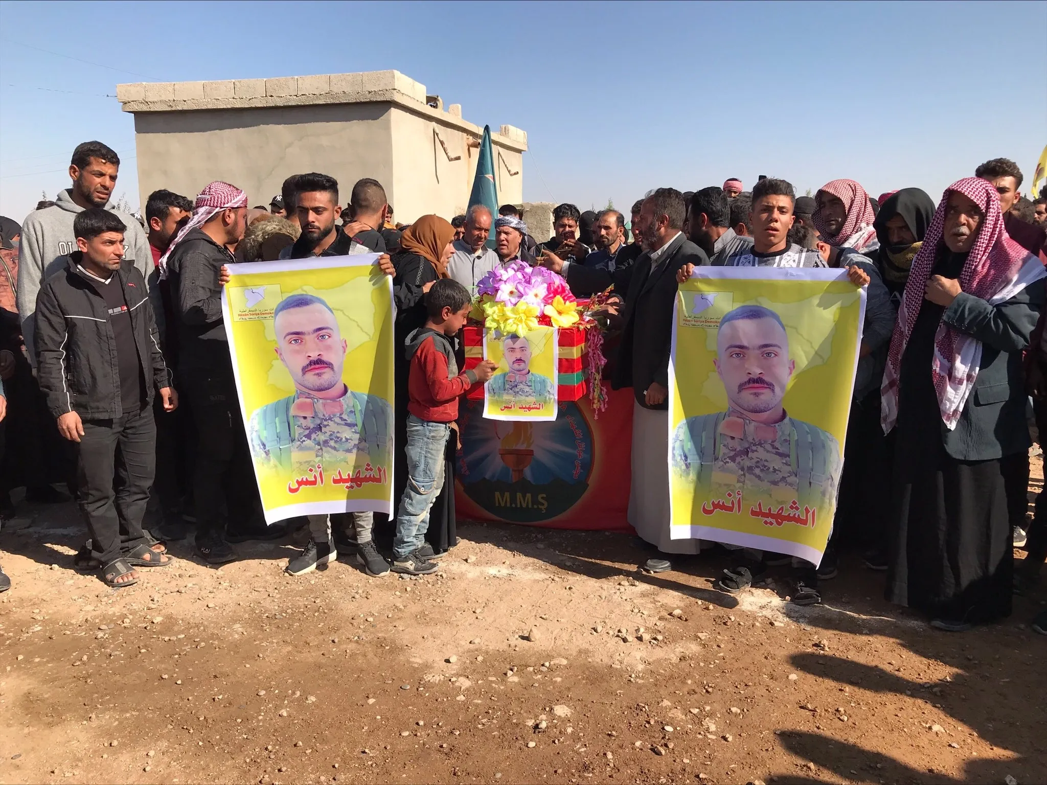 ​​​​​​​المئات من أهالي مقاطعة كوباني يشيعون جثمان الشهيد أنس حمد الفالح إلى مثواه الأخير 
