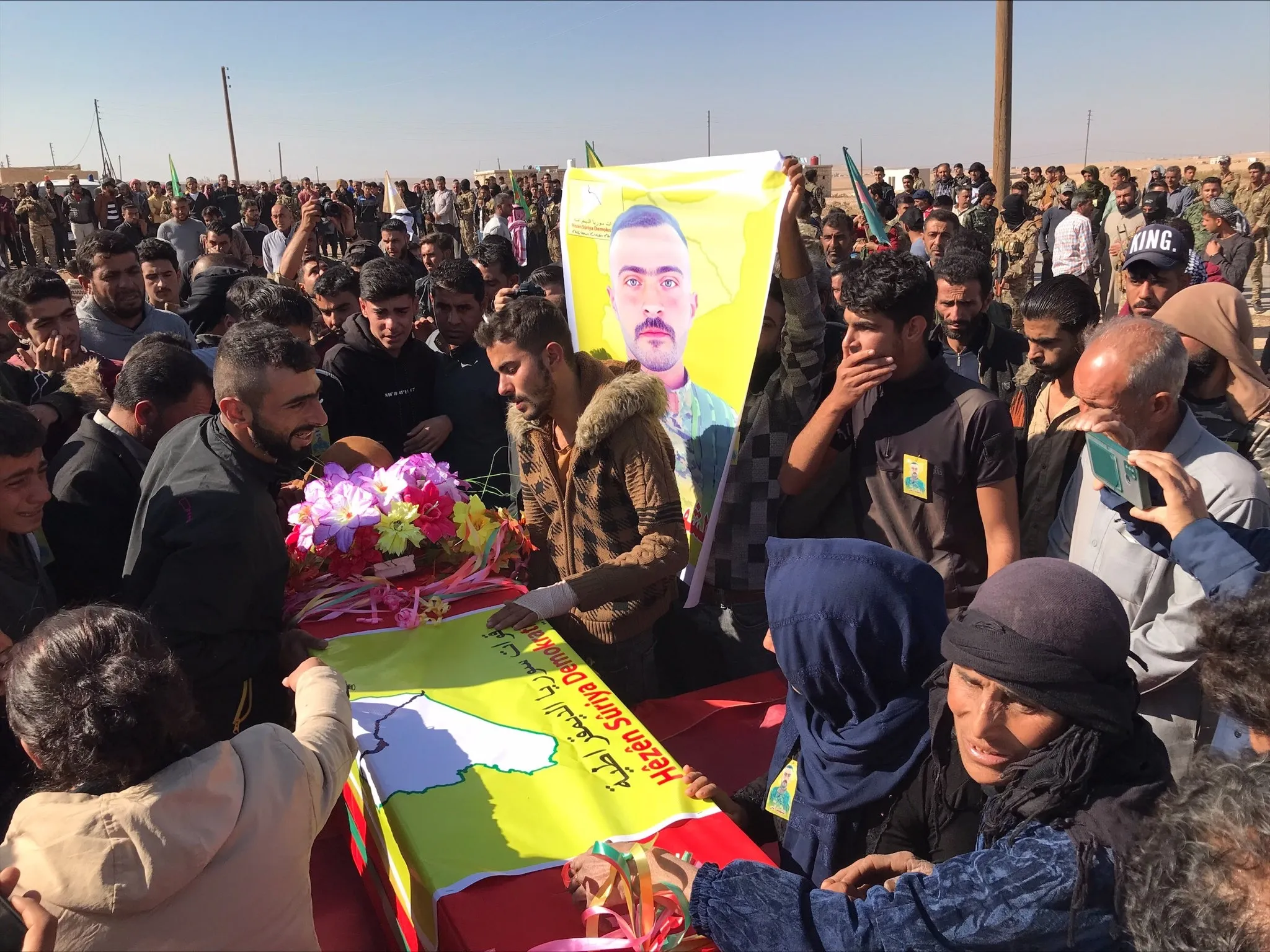 ​​​​​​​المئات من أهالي مقاطعة كوباني يشيعون جثمان الشهيد أنس حمد الفالح إلى مثواه الأخير 