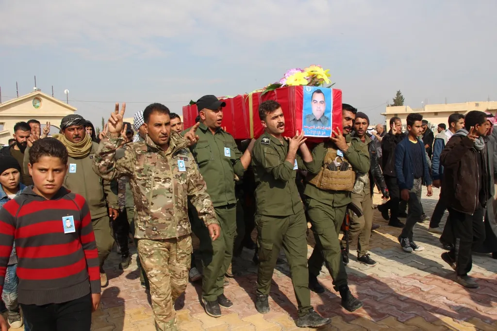 ​​​​​​​أهالي مدينة منبج يشيّعون جثمان الشهيد فيصل الحجي محمد إلى مثواه الأخير