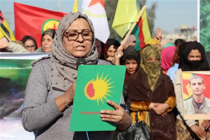 ​​​​​​​أهالي مقاطعة الحسكة خلال مظاهرات ينددون بالقصف التركي