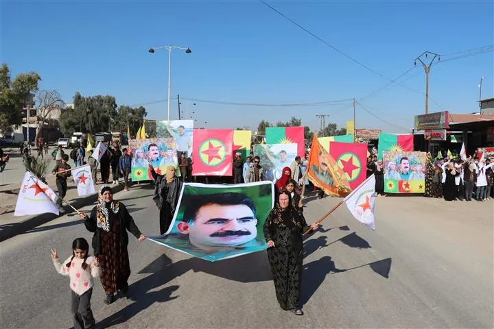 ​​​​​​​أهالي مقاطعة الحسكة خلال مظاهرات ينددون بالقصف التركي