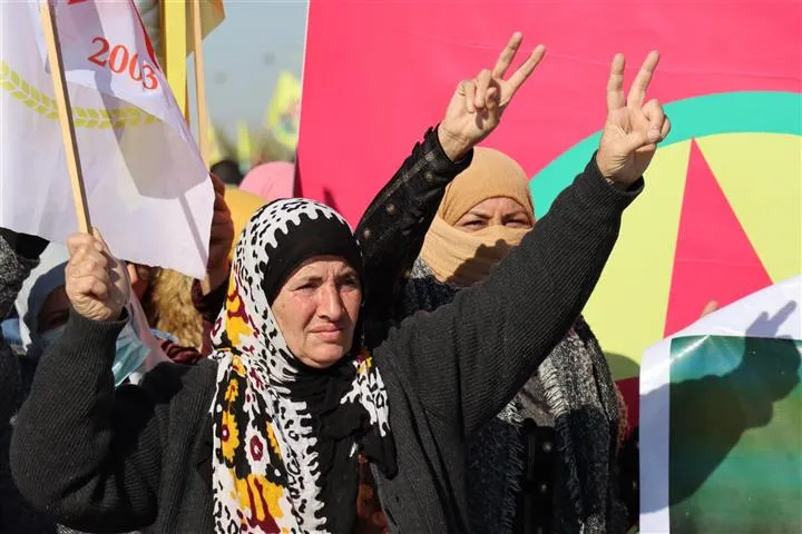 ​​​​​​​أهالي مقاطعة الحسكة خلال مظاهرات ينددون بالقصف التركي
