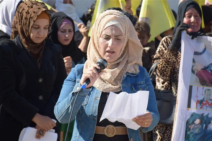 ​​​​​​​أهالي مقاطعة الحسكة خلال مظاهرات ينددون بالقصف التركي