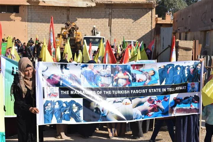 ​​​​​​​أهالي مقاطعة الحسكة خلال مظاهرات ينددون بالقصف التركي