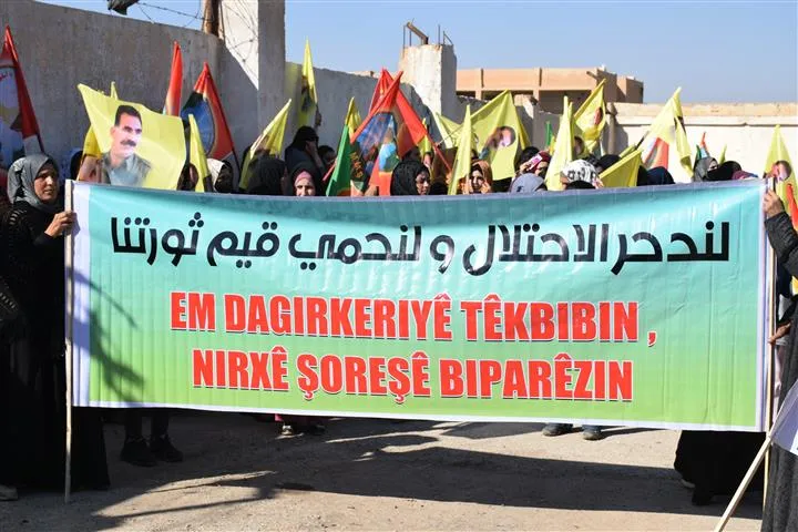​​​​​​​أهالي مقاطعة الحسكة خلال مظاهرات ينددون بالقصف التركي