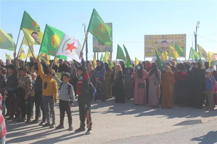 ​​​​​​​أهالي مقاطعة الحسكة خلال مظاهرات ينددون بالقصف التركي