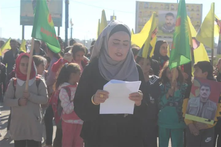 ​​​​​​​أهالي مقاطعة الحسكة خلال مظاهرات ينددون بالقصف التركي