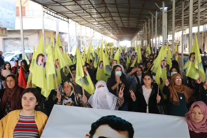 ​​​​​​​أهالي مقاطعة الحسكة خلال مظاهرات ينددون بالقصف التركي