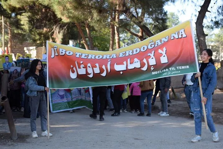 ​​​​​​​أهالي مقاطعة الحسكة خلال مظاهرات ينددون بالقصف التركي