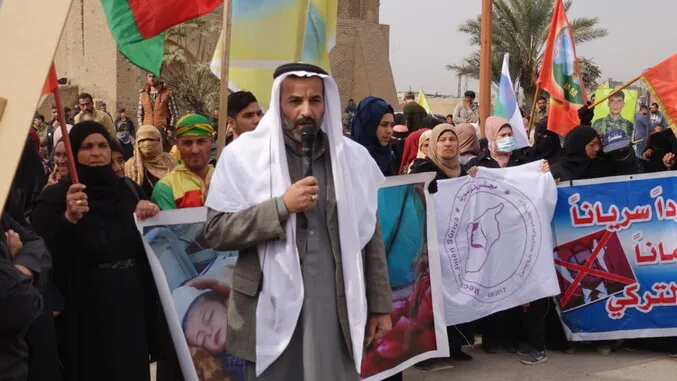 خلال مظاهرة.. أهالي الرقة ينددون بهجمات دولة الاحتلال التركي