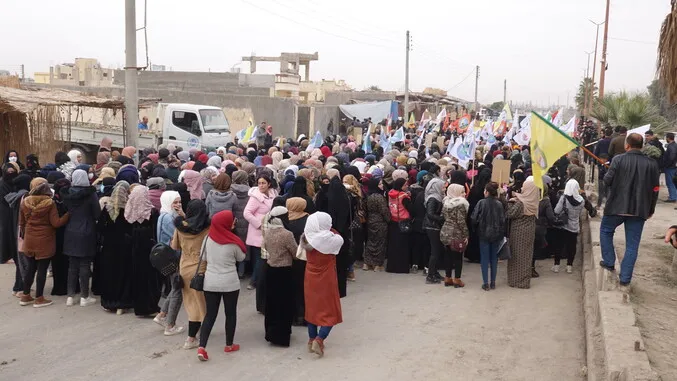 خلال مظاهرة.. أهالي الرقة ينددون بهجمات دولة الاحتلال التركي