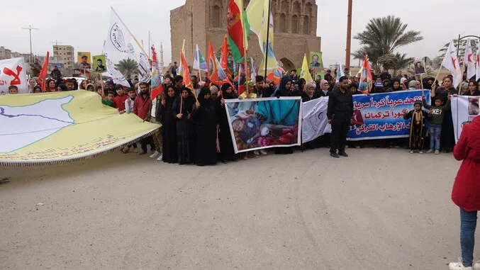 خلال مظاهرة.. أهالي الرقة ينددون بهجمات دولة الاحتلال التركي