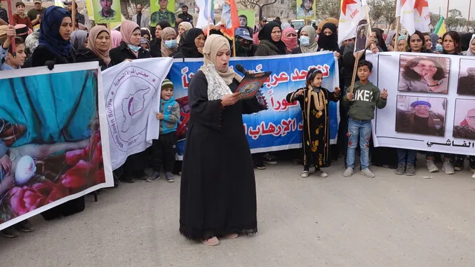 خلال مظاهرة.. أهالي الرقة ينددون بهجمات دولة الاحتلال التركي