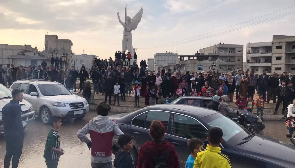 الآلاف في كوباني يستقبلون جثامين ضحايا الهجرة