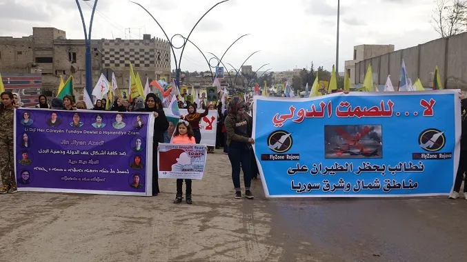 النساء في الرقة ينددن بهجمات الاحتلال التركي في اليوم العالمي لمناهضة العنف ضد المرأة