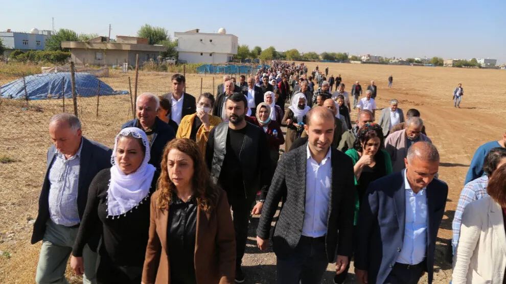 آلاف الأشخاص يشاركون في مسيرة تحت شعار "تحيا مقاومة زاب" احتجاجاً على الهجمات الكيماويّة