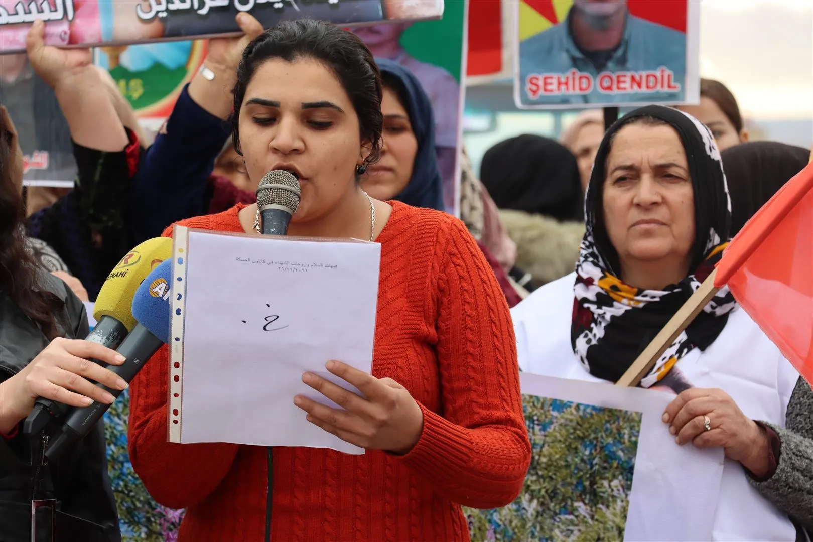 ​​​​​​​المئات من أمهات وزوجات الشهداء يحتجن أمام قاعدتي التحالف والروس في مقاطعتي الحسكة وقامشلو