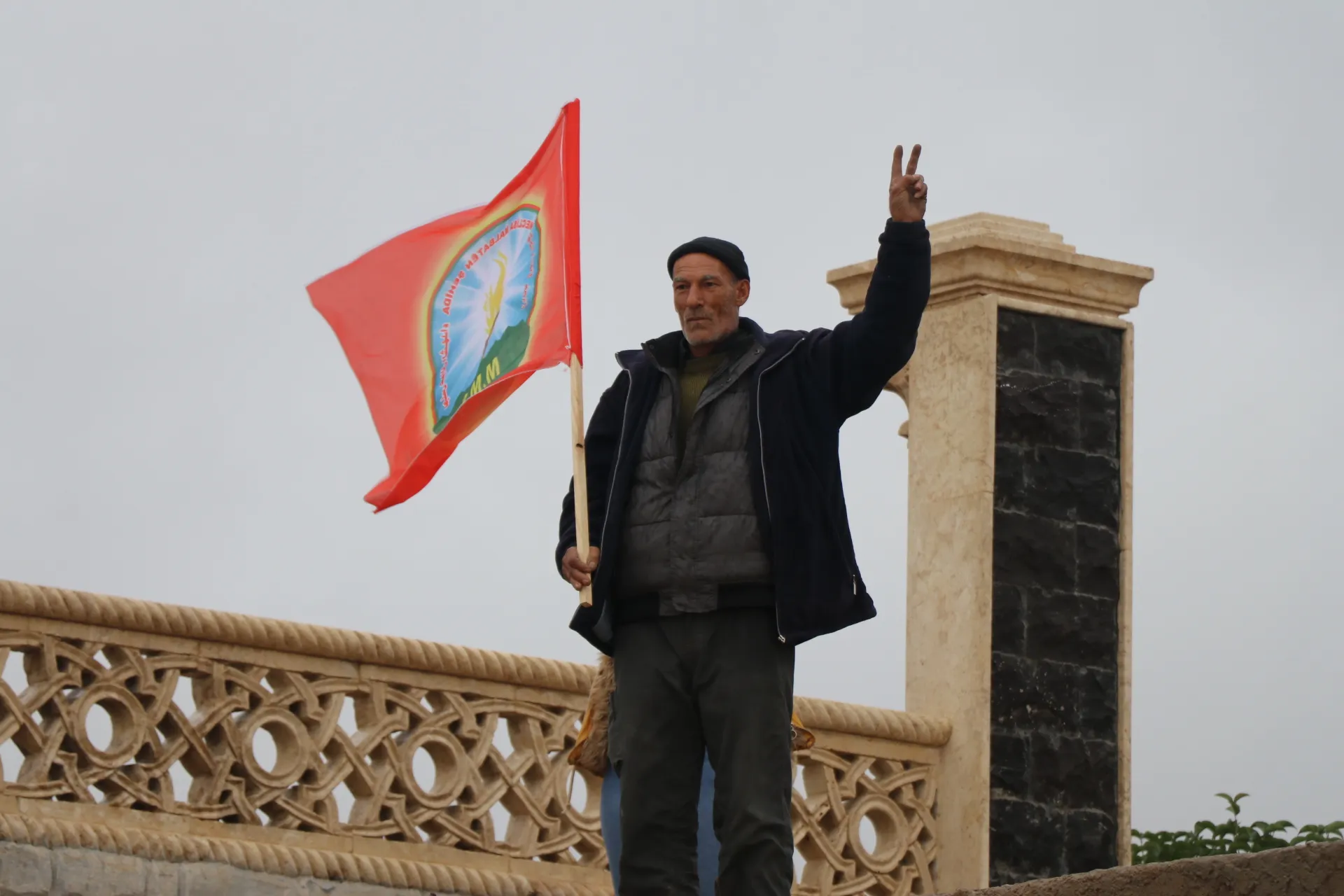 ​​​​​​​المئات من أمهات وزوجات الشهداء يحتجن أمام قاعدتي التحالف والروس في مقاطعتي الحسكة وقامشلو