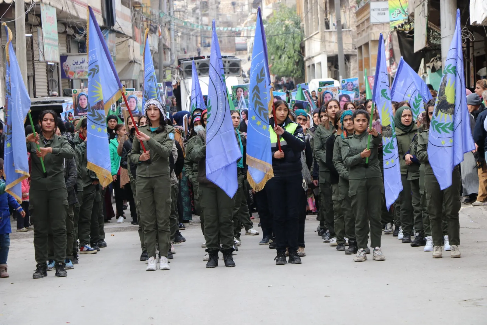 ​​​​​​​أهالي الشيخ مقصود في حلب خلال مظاهرة يؤكدون انتصار ثورة المرأة ومقاومة الكريلا