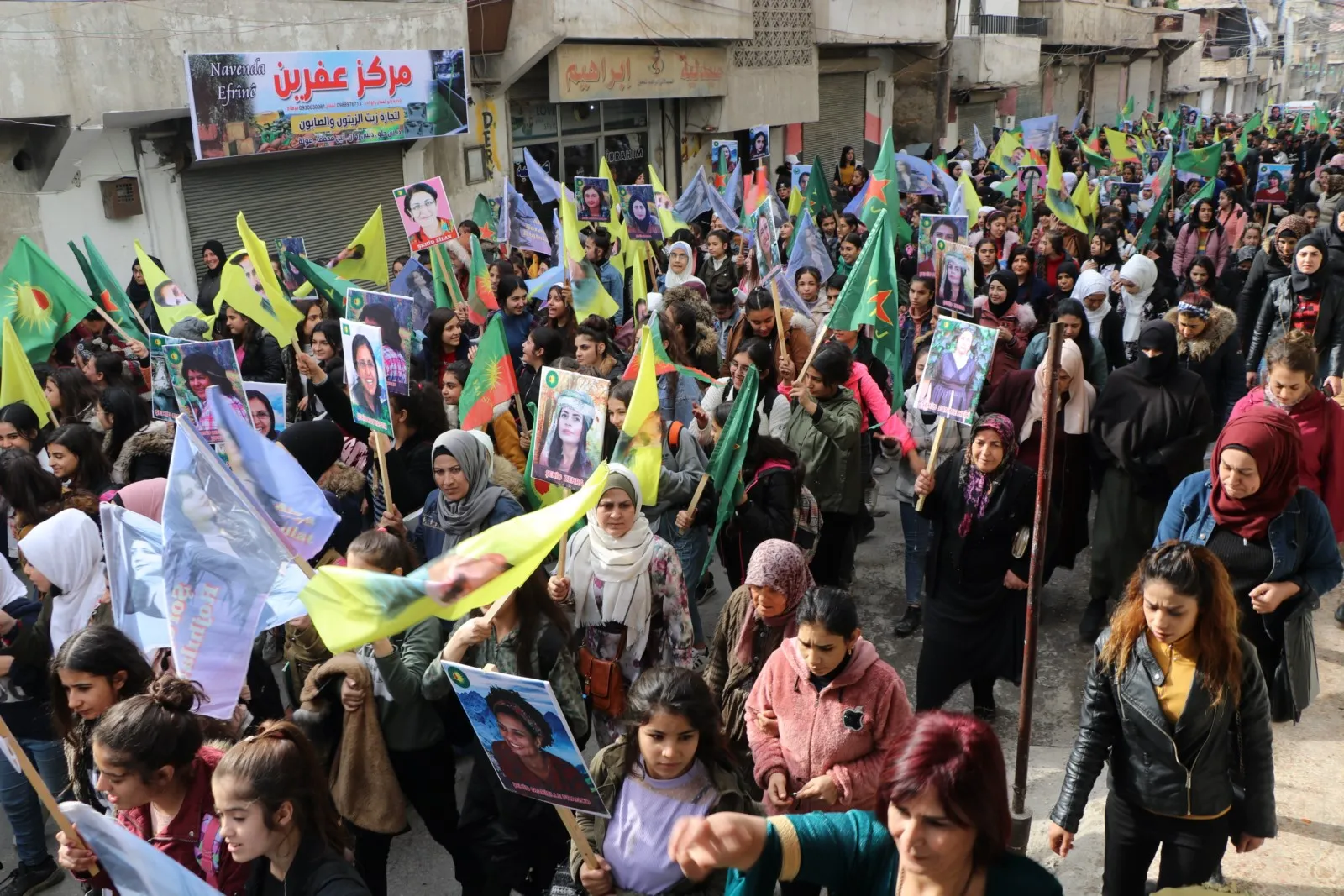 ​​​​​​​أهالي الشيخ مقصود في حلب خلال مظاهرة يؤكدون انتصار ثورة المرأة ومقاومة الكريلا