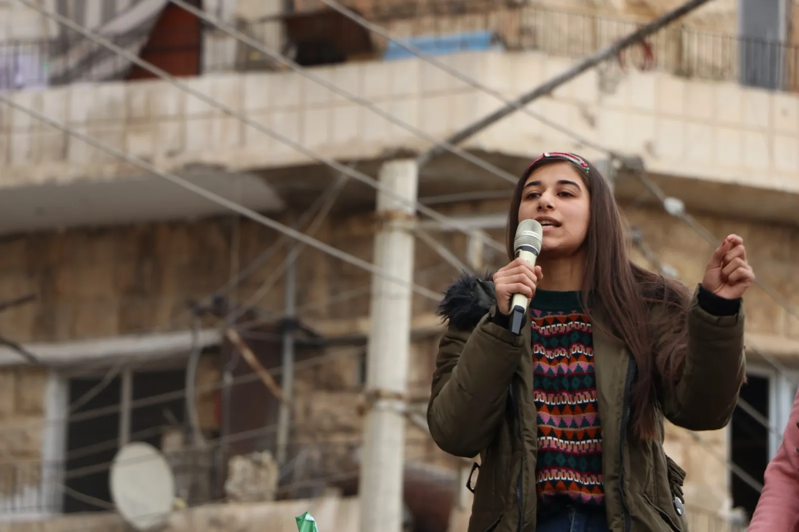 ​​​​​​​أهالي الشيخ مقصود في حلب خلال مظاهرة يؤكدون انتصار ثورة المرأة ومقاومة الكريلا