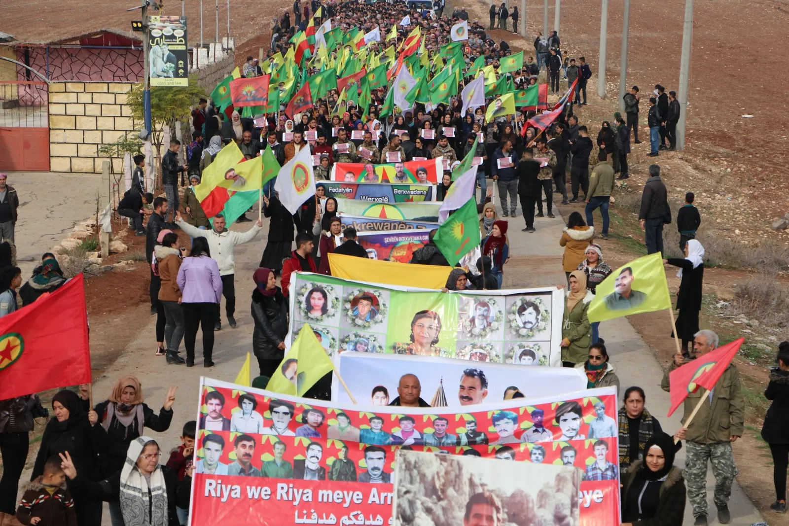 أهالي شمال وشرق سوريا يحتفلون بذكرى تأسيس PKK وينددون بهجمات الاحتلال التركي
