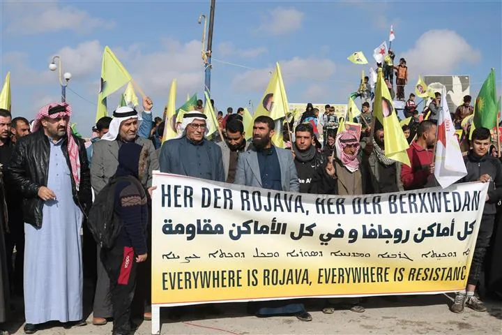 أهالي شمال وشرق سوريا يحتفلون بذكرى تأسيس PKK وينددون بهجمات الاحتلال التركي