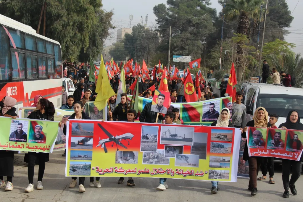 أهالي شمال وشرق سوريا يحتفلون بذكرى تأسيس PKK وينددون بهجمات الاحتلال التركي