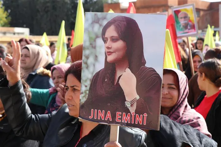 أهالي شمال وشرق سوريا يحتفلون بذكرى تأسيس PKK وينددون بهجمات الاحتلال التركي