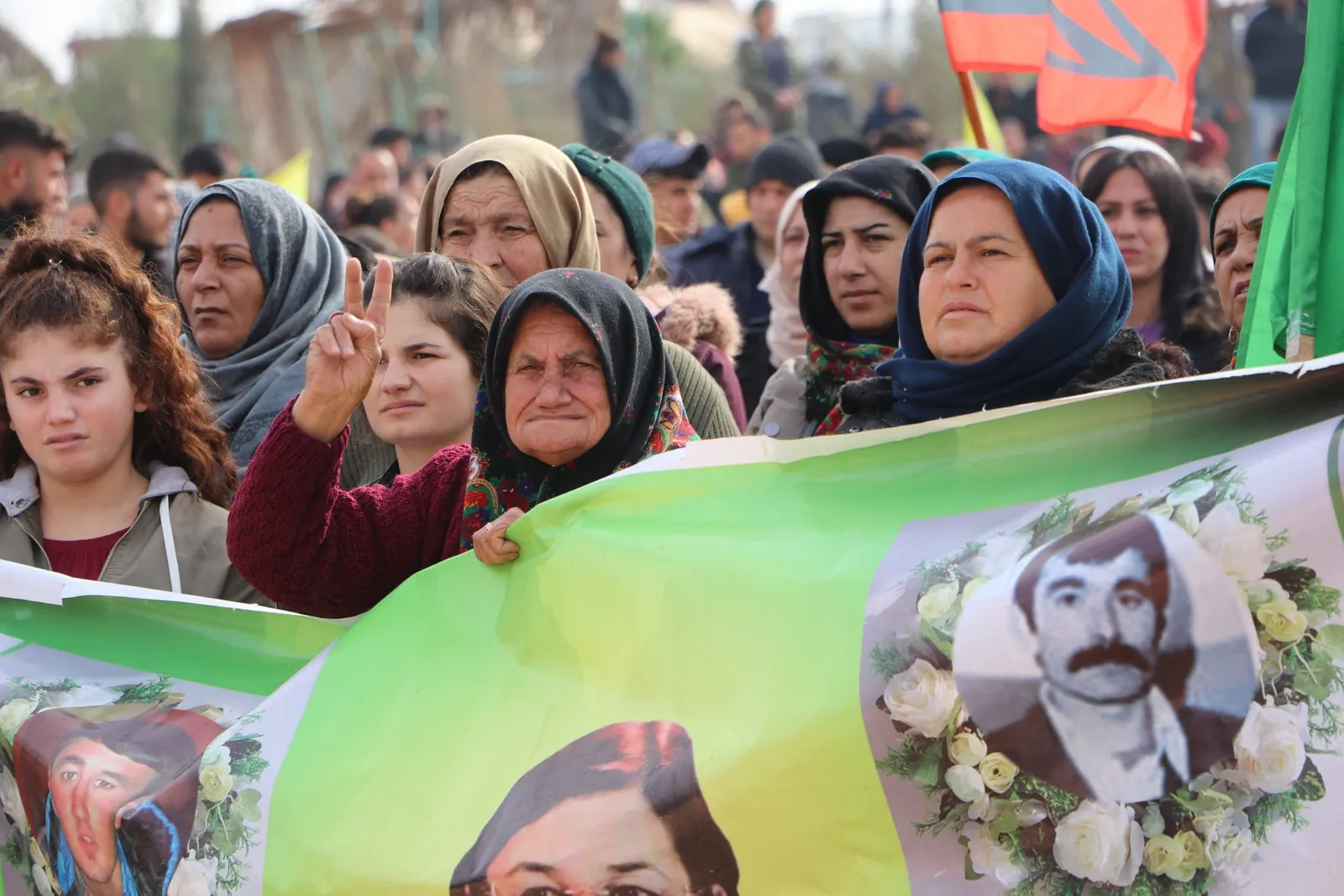 أهالي شمال وشرق سوريا يحتفلون بذكرى تأسيس PKK وينددون بهجمات الاحتلال التركي