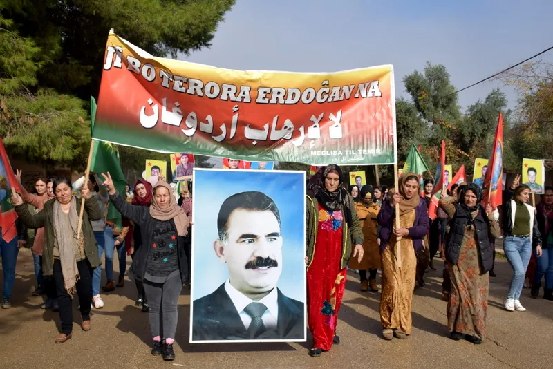 أهالي شمال وشرق سوريا يحتفلون بذكرى تأسيس PKK وينددون بهجمات الاحتلال التركي