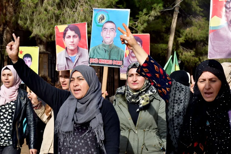 أهالي شمال وشرق سوريا يحتفلون بذكرى تأسيس PKK وينددون بهجمات الاحتلال التركي