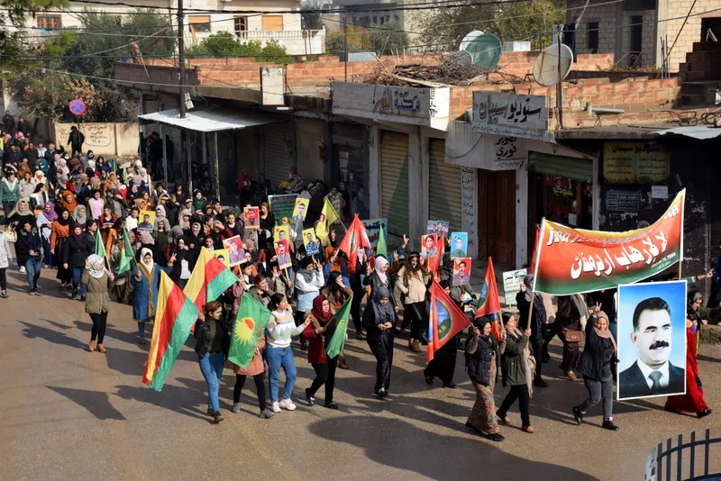 أهالي شمال وشرق سوريا يحتفلون بذكرى تأسيس PKK وينددون بهجمات الاحتلال التركي
