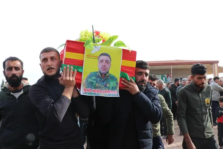 أهالي الدرباسية يشيّعون جثمان المقاتل حسن ويعاهدون على الانتقام