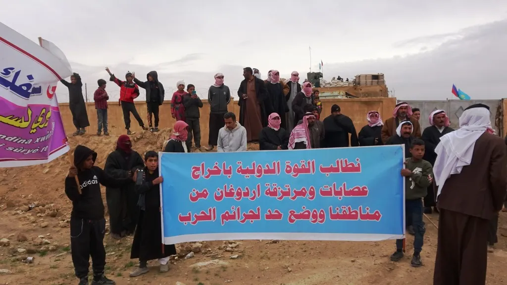 أهالي مقاطعة كري سبي يحتجون أمام القاعدة الروسية تنديداً بهجمات الاحتلال التركي