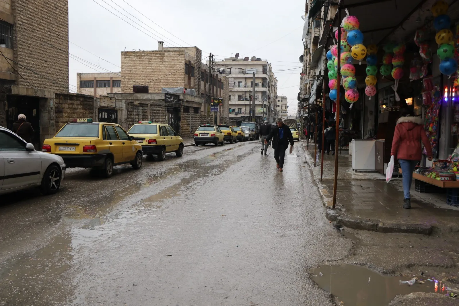 ​​​​​​​شجرة ميلاد وزينة للاحتفال.. وليلة رأس سنة مظلمة على المحاصرين