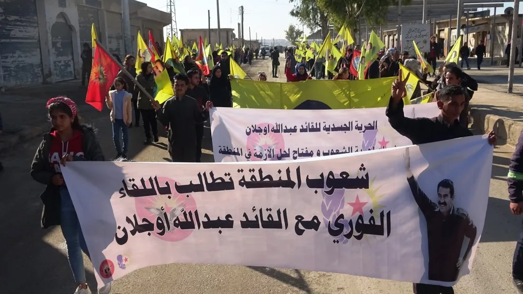 ​​​​​​​أهالي عين عيسى يخرجون في مظاهرة للمطالبة بحرية القائد أوجلان الجسدية