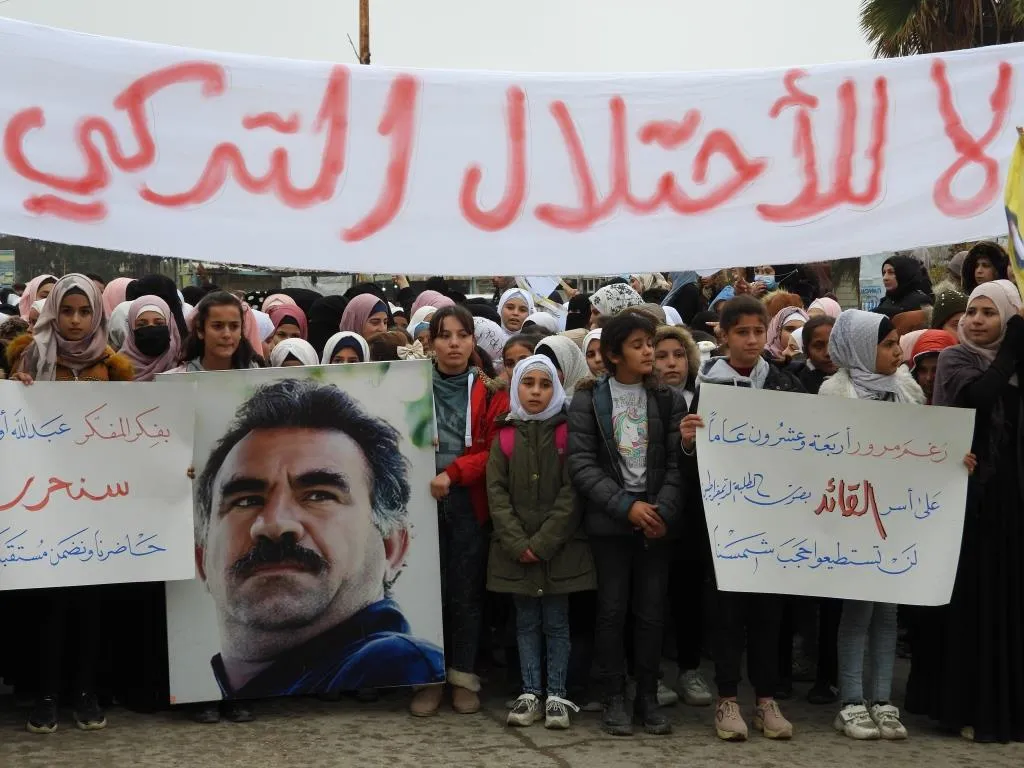 طلبة الطبقة يتظاهرون تنديداً بالعزلة على القائد والهجمات التركية على المنطقة