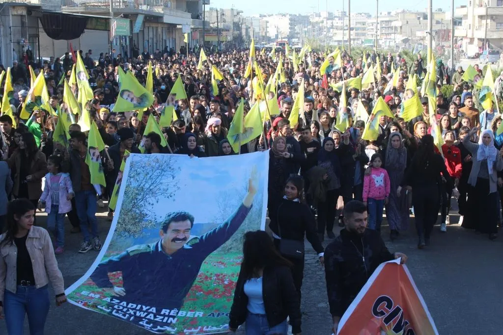 ​​​​​​​الألاف في إقليم الفرات ومنبج ينددون بالعزلة على القائد أوجلان ويطالبون بحريته الجسدية