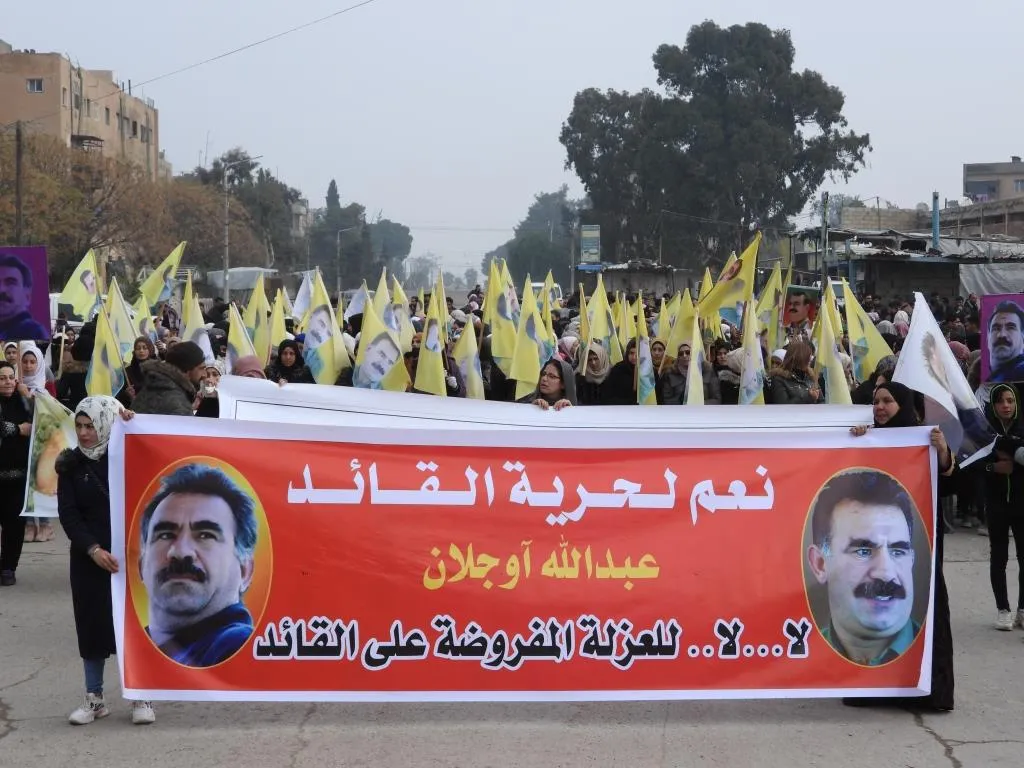 ​​​​​​​المئات في الطبقة يتظاهرون تنديداً بالموقف المخزي لمنظمة مناهضة التعذيب الأوروبية
