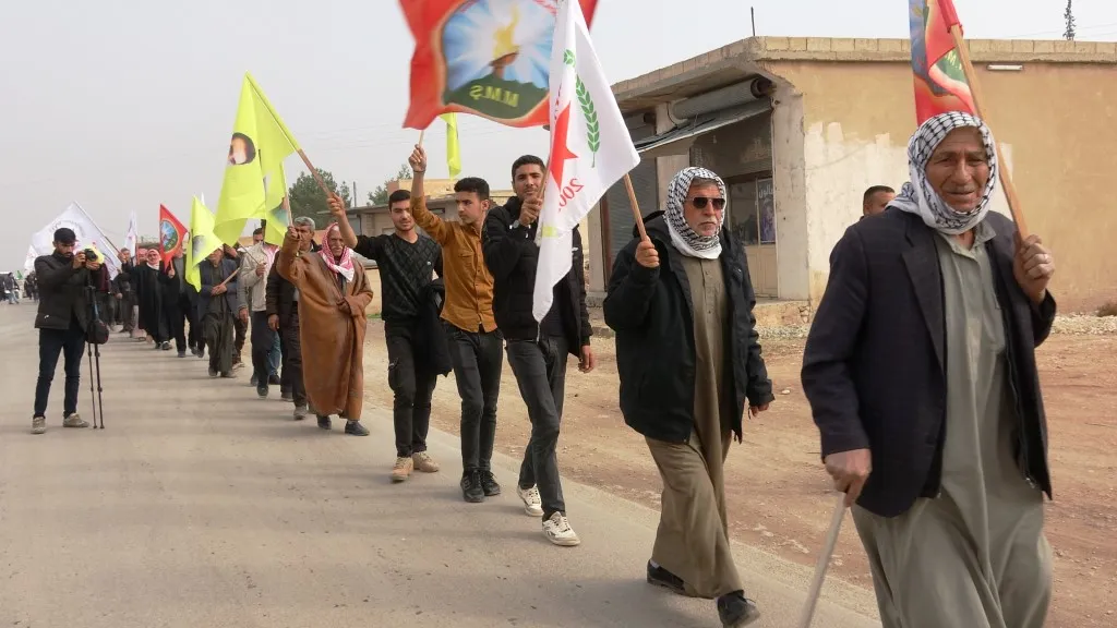 أهالي مقاطعة كوباني ينددون بالعزلة المفروضة على القائد أوجلان ويطالبون بحريته الجسدية