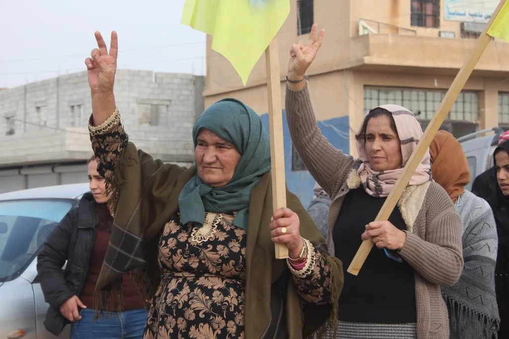 أهالي مقاطعة كوباني ينددون بالعزلة المفروضة على القائد أوجلان ويطالبون بحريته الجسدية