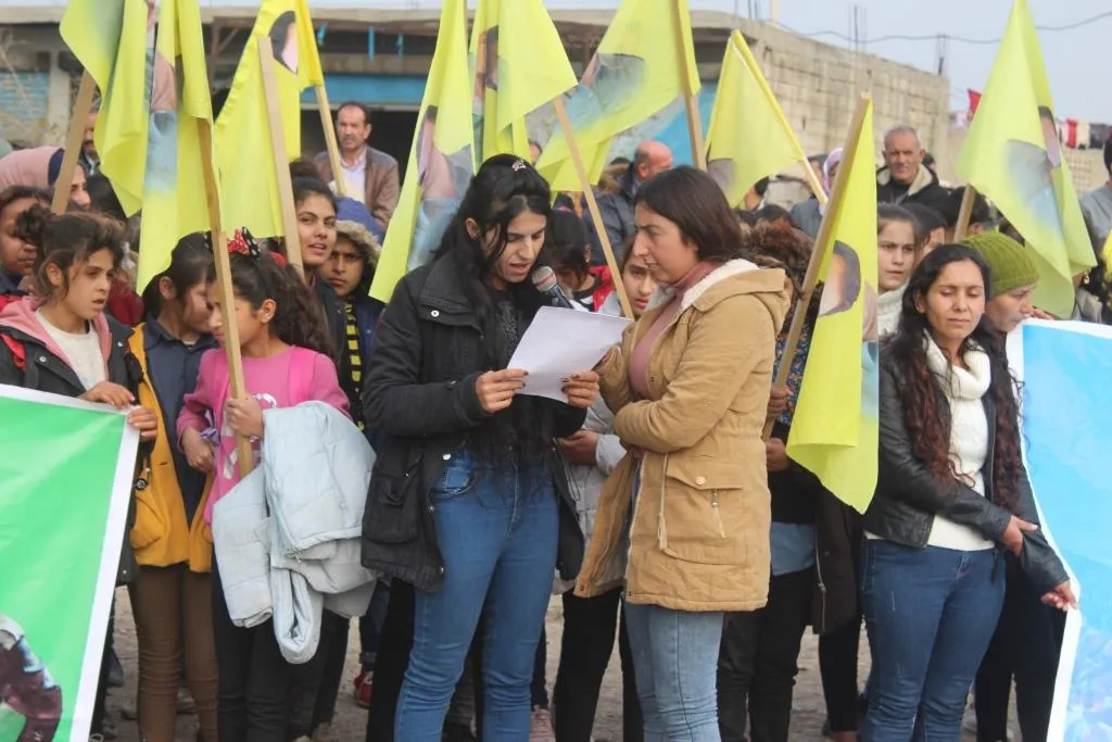 أهالي مقاطعة كوباني ينددون بالعزلة المفروضة على القائد أوجلان ويطالبون بحريته الجسدية
