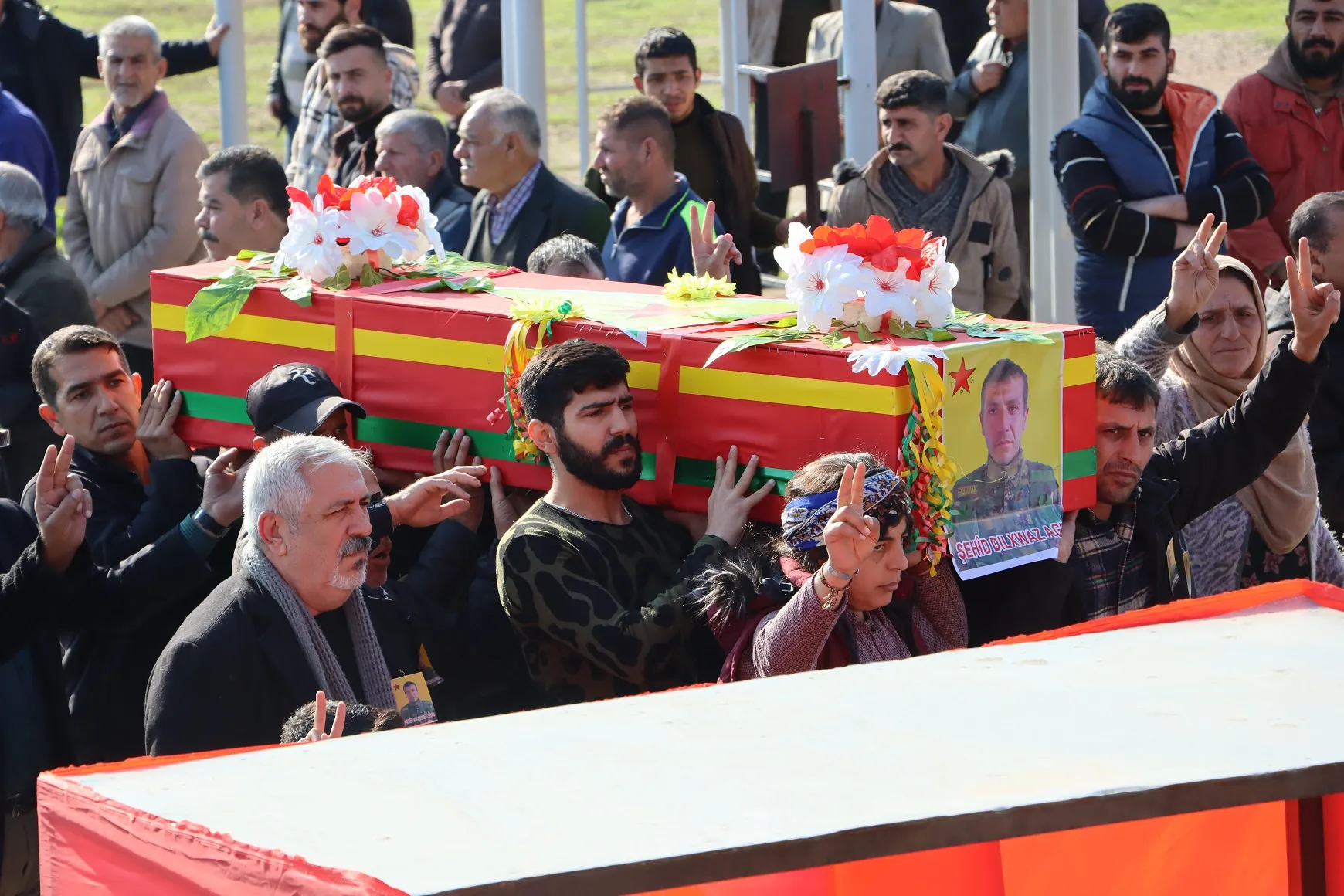 ​​​​​​​المئات من أهالي قامشلو يشيّعون جثمان الشهيد دلخاز آكر إلى مثواه الأخير